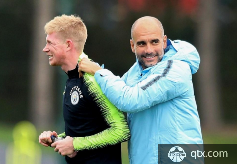 飞膝击+禁区外手球！球迷热议：特拉福德居然没被红牌罚下？VAR？