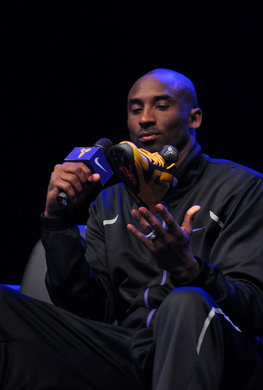 詹姆斯26+10助攻里程碑东契奇36+9 湖人逆转灰熊