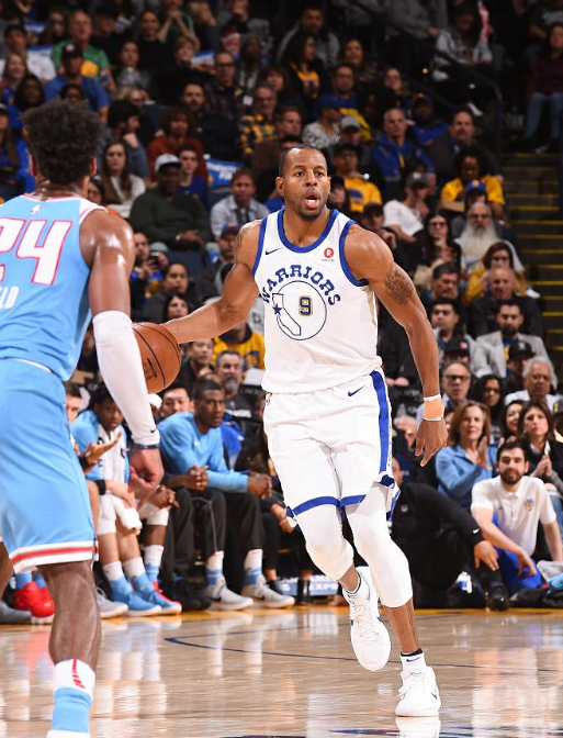 记者：维尼修斯女友在美国涉嫌欠税，可能无法陪他参加世界杯