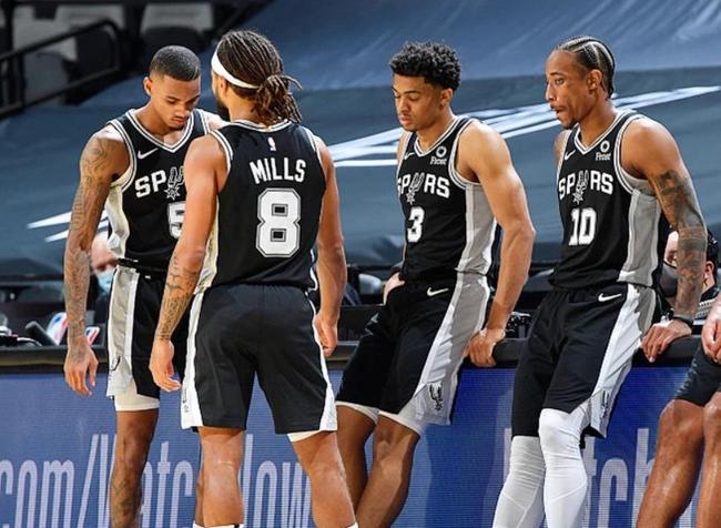 拜仁vs沃尔夫斯堡：卡尔首发，凯恩、迪亚斯出战