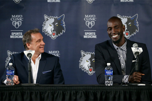 Top 10靠“换皮”人均赚两亿，这是中小游戏团队今年最大的平台机会？