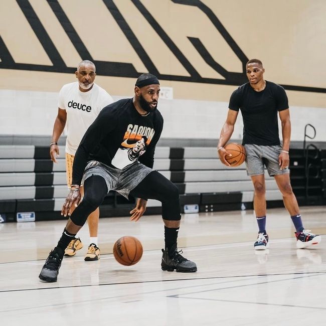 2万观众看了两小时拖地！球员集体抗议退场！论业余，NBA是专业的