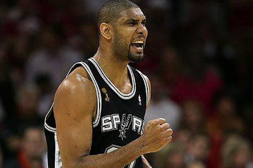 为什么外野手在追赶墙边飞球时需要通过身体接触墙面的力度判断位置